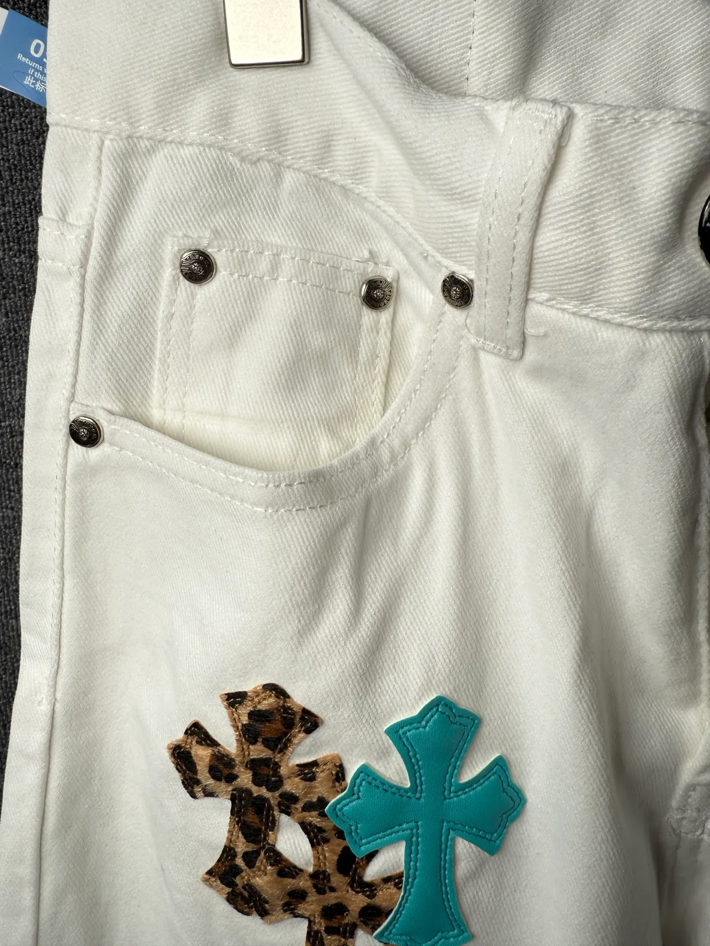 P260 💰 (Top version) Chrome Hearts/Chrome Hearts Classic daytime blue cow series colored leather cross washed color fabric unisex denim trousers Vibe style straight stacked god-level version Carbon fine bias denim color cloth Old vintage complete set of hardware - Chrome Hearts white cow series The high version uses high-ounce custom fabrics, fermentation washing and soft color fixation, soft and thick to wear, the details are all made by hand-polished craftsmanship, all-over printed jacquard fabric Unique design style. Through multiple processes to create a full retro feel. Unique niche non-contrast shirt. Customized distressed spray-painted buttons. Craftsmanship in every detail. Color: blue leather leopard print. Size: 28-30-32-34 (corresponding to S-M-L-XL)